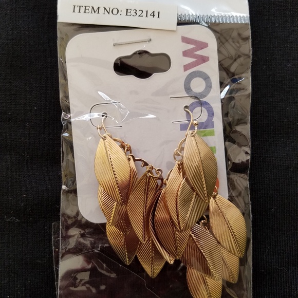 Gold color leaf Earrings - Picture 4 of 5